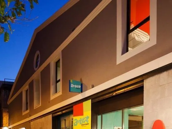 Amistat Beach Hostel Барселона